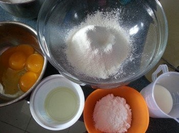 step9: 先將蛋黃.糖霜.牛奶.菜油拌勻,再加入已過篩的麵粉,再用手提打蛋器拌勻