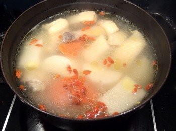 step7: 完成前5-10分鐘再將山藥塊加入,煮至個人喜愛的軟硬度,加入枸杞,適量的海鹽及米酒提味即完成。