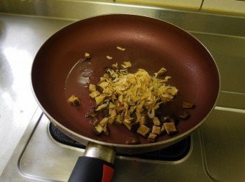 step3: 在油鍋內放入適量油,高溫加熱加入蒜煸香, 再加入香菇、蝦皮，香腸，炒至所有的材料都熟透