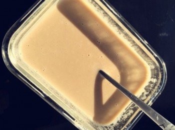 step4: 最後加入四杯清水打勻，再倒入鍋中煮開調小火攪動，加入適量冰糖即可。