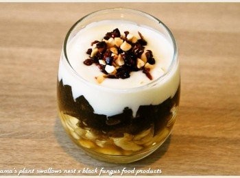 step4: 最後填入原味優格，並在上層放入分切成塊狀的乾果類<span class="group_1">食材</span>。