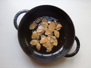 step2: 加入麻油及薑片.使用小火慢慢煸香,煸至薑片捲曲狀。