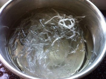 step1: 燕菜絲洗淨
把食水煮滾，然後加入燕菜絲煮滾