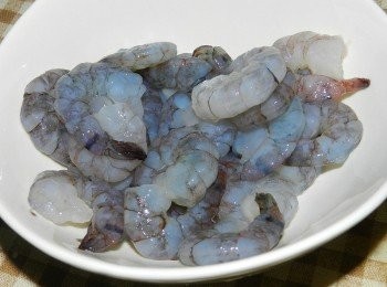 step2: 草蝦仁洗淨開背去泥腸