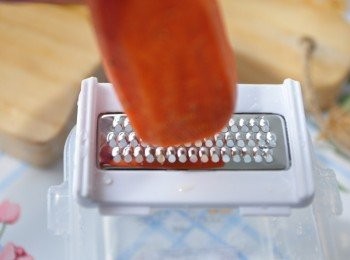 step6: 使用研磨器將紅蘿蔔磨成泥