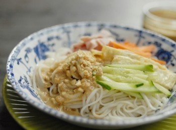 step4: 將麵放入碗內，將其他材料放在麵條上，淋上<span class="group_2">麻醬</span>，灑上花生碎即成！