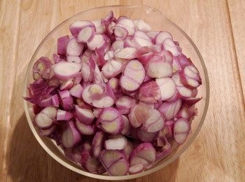 step1: 將紅蔥頭去除外皮,清洗瀝乾後,根部切除不要,再切成片狀。