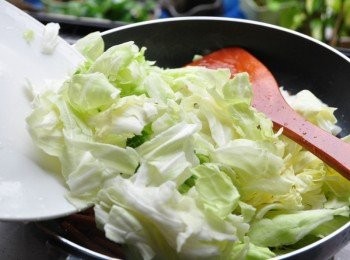 step2: 先將蒜片與紅蘿蔔絲爆香，再放入高麗菜拌炒至熟起鍋備用
