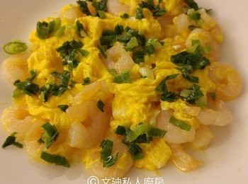 step2: 先將蔥粒,鹽和糖攪混後,再將滾油加入攪混,將<span class="group_2">蔥油</span>油份倒出後回鑊,如覺得唔夠油可添加,再將蝦回鑊炒兩下後下蛋液快手炒幾下即熄火,用餘温繼續炒到自己喜歡的滑蛋,上碟再加入蔥粒即成。