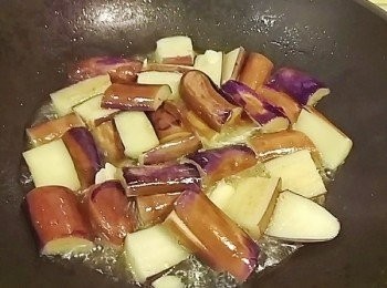 step4: 放入茄子加入少許的米酒炒勻後加入可淹過茄子的水量用中小火煨煮