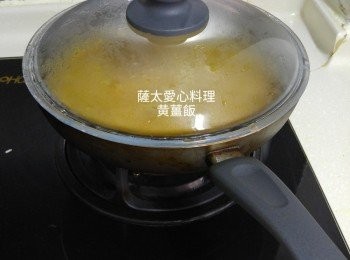 step2: 加入水，調味料，加蓋煮滾， 要攪動，以免痴底。見收水就加蓋，𨍭细火煮10分鐘，熄火焗10分鐘即可食用。