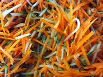 step4: 蘿蔔及青瓜刨幼絲，將所有材料放在一起，拌勻。
