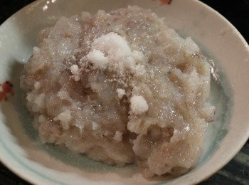 step2: 把剁好的蝦泥放入碗中，先加入鹽順一方向攪拌至起膠。