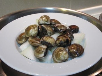 step3: 將文蛤放置在冬瓜上面，撒上鹽，倒入米酒1湯匙，不加任何水。