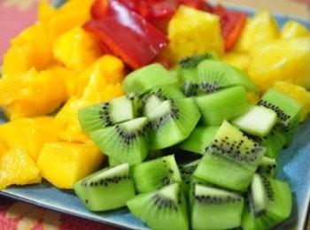 step1: 備料:水果切成塊狀、紅椒切片、蔥切段