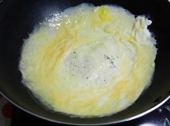 step3: 鍋熱後，抹上一點油，將打散的蛋液倒入，快速的轉動鍋子，形成蛋皮