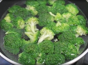 step2: 將花椰菜燙熟取出備用^^
