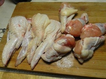 step1: 將三節翅的小雞腿切開，然後去除雞翅的骨頭