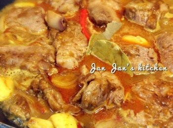 step5: 放入冰糖、月桂葉及注入上湯煮滾，所有材料倒入電飯鍋，按煮飯鍵，先炆30分鐘。