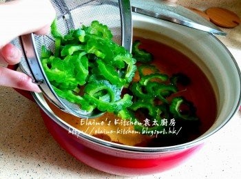 step9: 開蓋再靜待30分鐘至涼 , 涼後放入涼瓜片拌勻