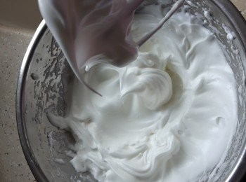 step1: 預熱焗爐160度

首先旦白分三次加入糖A高速打發至尾部出現小彎勾為止