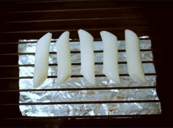 step2: 依序排好在烤盤上~~ 如果有香油可以塗抹一些在年糕上會比較香喔:) 不過我沒有塗啦...因為我沒有&gt;"