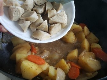 step6: 將麵筋加入炆煮5分鐘。