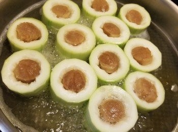 step5: 另一做法是:將釀入瑤柱的節瓜,放入平底鑊中,加入清雞湯(雞湯是節瓜一半份量,蓋上蓋,水份滾後,用細火煮約15分鍾,煮到節瓜淋身,才打蠔油茨即可