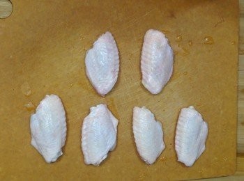 step1: <a href="https://bit.ly/3zHU5V3" target="_blank" data-keyword="雞中翼" class="guide-link"><strong>雞中翼</strong></a> <span style="display:inline-block;vertical-align:middle;margin-top:-3px;color:initial;border-radius:3px;padding:2px 3px;font-size:12px;line-height:14px;background:#87d300;color:#fff;">即買</span> 解凍洗淨抹乾備用