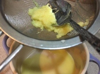 step2: 把成薑蓉用篩隔渣剩下薑汁