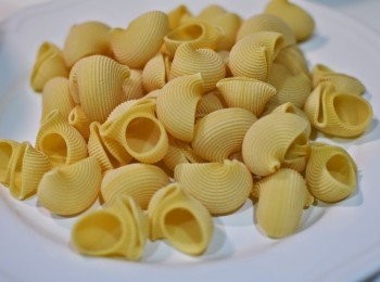 step1: 將貝殼麵放入加鹽滾水中煮至Q軟，約5~7分鐘後撈起，靜置一旁備用。
(貝殼麵不宜煮得過度軟爛，維持Q彈嚼勁正好)。