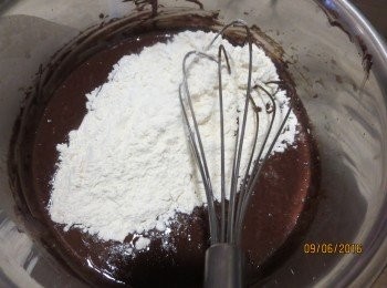 step2: 加入粉類拌匀就可以了。