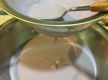 step5: 粉漿慢慢攪勻至幼滑無粉粒後，用篩隔走較大既粉粒，再加入1茶匙菜油攪勻