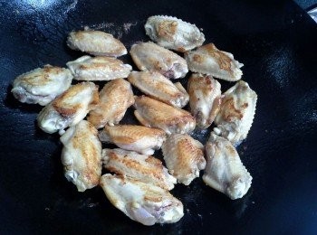 step3: 燒熱油鑊，下<a href="https://bit.ly/3zHU5V3" target="_blank" data-keyword="雞翼" class="guide-link"><strong>雞翼</strong></a> <span style="display:inline-block;vertical-align:middle;margin-top:-3px;color:initial;border-radius:3px;padding:2px 3px;font-size:12px;line-height:14px;background:#87d300;color:#fff;">即買</span> 煎至一面金黃色後，再反轉煎另一面。