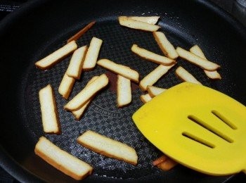 step3: 用1湯匙起鑊,先爆香五香豆腐