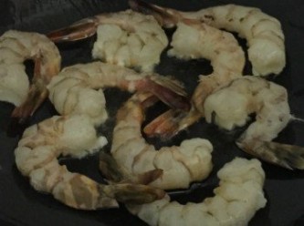 step4: 燒熱油鑊至冒煙，中大火加入海蝦平均鋪在鑊子上，香煎至轉色後反轉上碟備用，不用煎至太熟，影響口感，加上會再爆炒