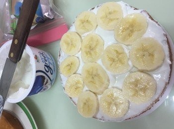 step8: 之後就可以裝飾啦~
今次我用左香蕉、士多啤梨、藍莓、紅桑子去裝飾
媽咪們可以選擇自己baby鐘意既水果就ok
先在其中一半既蛋糕面上抺上優格，擺上香蕉片，再抹上厚厚的優格覆蓋，再將另一半蛋糕蓋上