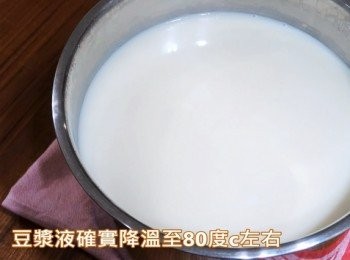step5: 步驟4蒸煮完成將豆漿液取出，
要降溫至80度c左右才可使用。
(這是醋點豆腐很重要關鍵，千萬別忽略)
可放2~3分鐘自然冷卻，也可直接對上200cc冷開水拌勻，
或最準確方式用溫度劑測量
