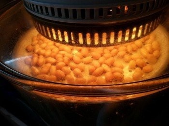 step1: 花生用光波爐180度,用高架,先波5分鐘,打開光波爐蓋炒一炒花生,再波5-7分鐘,灘凍去衣,再用食物袋裝起,用麵棍壓碎待用,白芝麻用白鑊炒香待用