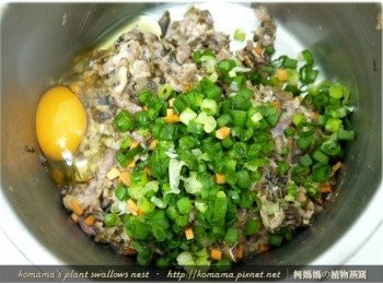 step8: 紅蘿蔔丁、太白粉、蔥花、雞蛋、米酒與胡椒粉等，也一同放入攪拌。