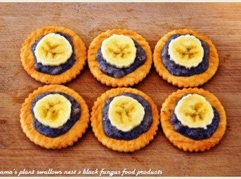 step3: 香蕉去皮後，分切成圓片狀，直接放置於莉絲餅上。