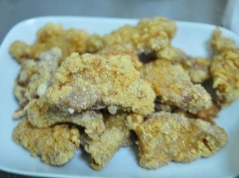 step1: 將里肌排用<span class="group_2">醃料</span>醃漬5分鐘後，將蛋液打入攪拌一下，再均勻沾裹地瓜粉後放入油鍋炸至金黃撈起備用