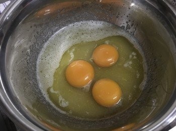 step3: 將油與糖用攪拌機打勻至淡色，再加入雞蛋慢速拌勻