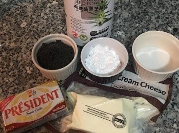 step15: 等待蛋糕降溫的時間，可以進行<span class="group_4">芝麻乳酪奶油霜</span>的製作。
先將材料都備好、秤好。奶油乳酪和無鹽奶油要放在室溫軟化， 到手指輕按就能壓下去的軟度。