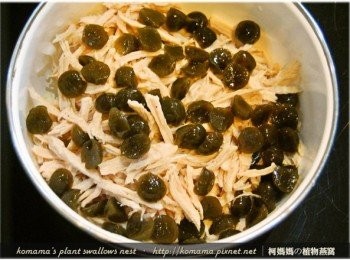 step5: 將黑木耳QQ圓對切成半後，也一併放入碗中。