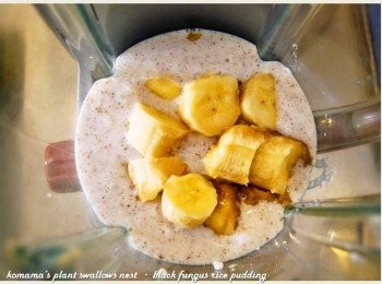 step3: 香蕉去皮後，直接切成塊狀，與鮮奶一同放入至果汁機中。