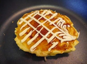 step5: *在沒有海鮮的那一面，抹上好味醬，淋上美奶滋~