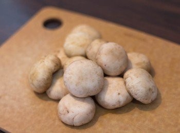 step1: 菇買回來盡量不要沾水，開始煮食前才能沖洗用手輕力抹走泥及其他異物，沖洗乾淨後印乾
（因街市（即傳統市場）買回來的磨菇通常較髒，個人認為不適合用濕布抹乾淨的方法，還是沖洗比較安心，只要快快做，沖洗不要浸洗，問題不大）