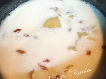 step2: 用燜燒罐的話，先用熱水暖杯。將全部材料用明火煮至微滾。打開燜燒罐並將水倒掉，隨即倒入已煮熱的鮮奶，蓋緊燜4至6小時。