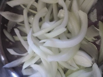 step2: 開動電飯煲，將所有<a href="https://bit.ly/3zHU5V3" target="_blank" data-keyword="雞翼" class="guide-link"><strong>雞翼</strong></a> <span style="display:inline-block;vertical-align:middle;margin-top:-3px;color:initial;border-radius:3px;padding:2px 3px;font-size:12px;line-height:14px;background:#87d300;color:#fff;">即買</span> 及醃汁都倒進煲內，關上蓋子。